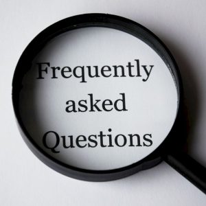 Lupă peste textul Frequently Asked Questions, reprezentând întrebările despre un brand